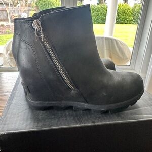 Sorel Black Ankle Booties with Zipper
